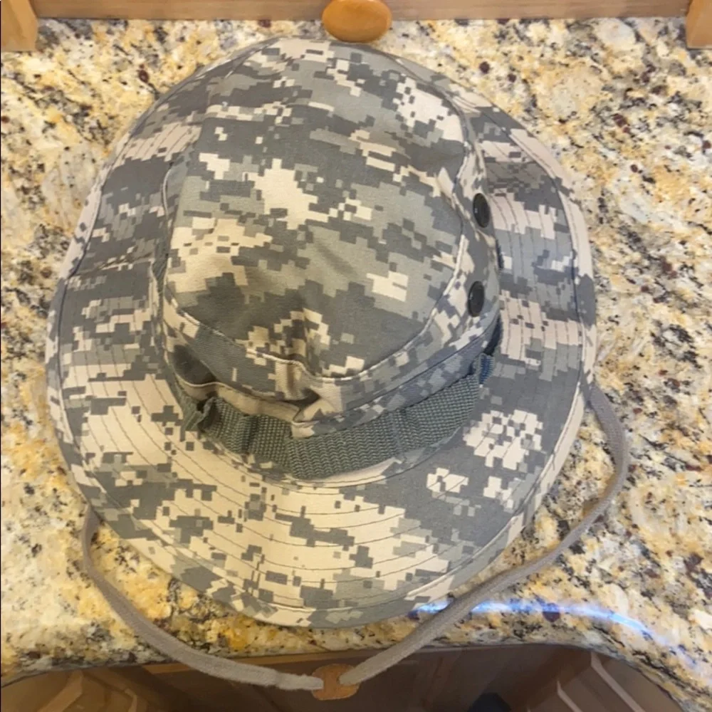 Boys camouflage hat size 6.75 Guc